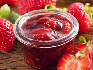 Kā pagatavot biezu zemeņu ievārījumu