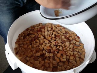 Kurkkujen ruokinta leipäinfuusiolla