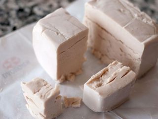 Hiivakastike kurkkuille