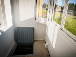 Kjeller på balkongen med egne hender