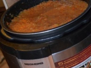 Kesäkurpitsa-kaviaari Redmond-hauduttimessa