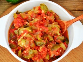 Lecho ar gurķiem, tomātiem un papriku