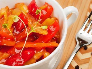 Paprika lecho med tomater