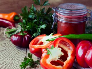 Adžika no tomātiem un pipariem ziemai