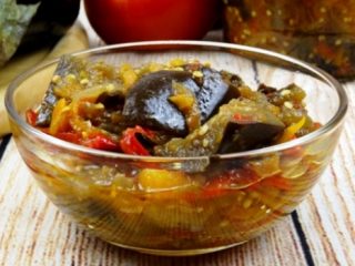 Lecho med aubergine, tomat og pepper