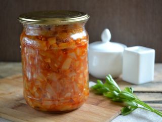 Kesäkurpitsa kaviaaria paprikalla