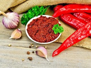 Gruzinų adžika iš aitriųjų pipirų