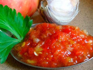 Rå adzhika-oppskrift med pepperrot