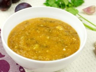 Tkemali no dzeltenām plūmēm