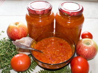 Adjika med tomater, paprika og epler