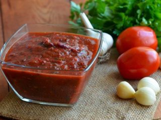 Tkemali su pomidorų pasta: receptas