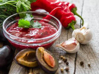 Plūmju tkemali mērce: recepte ziemai