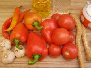 Adjika med hvitløk og pepperrot til vinteren