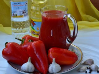 Bulgarsk lecho med tomatjuice til vinteren