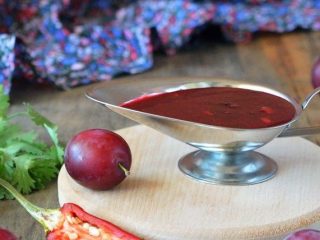 Kuinka valmistaa punaista kirsikkaluumua tkemali