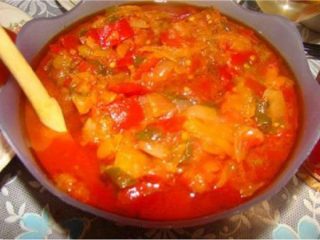 Bulgarsk lecho for vinteren fra tomatpuré
