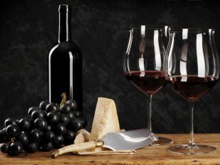 Pašdarināts melno vīnogu vīns