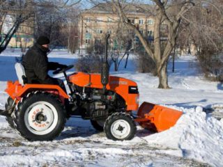 Mini traktor snøfreser