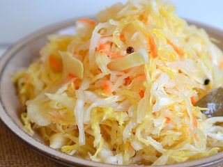 Sauerkraut dengan lobak merah