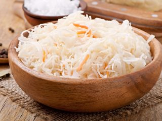 Mengasinkan kubis awal untuk musim sejuk di dalam balang