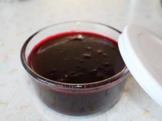 Sarkano un upeņu tkemali mērce