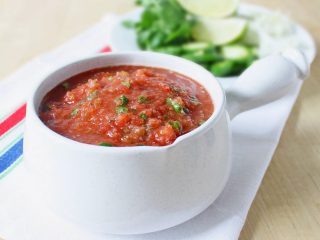 Adjika med pepperrot uten matlaging