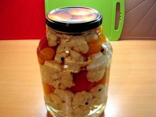 Marinēti ziedkāposti ar tomātiem