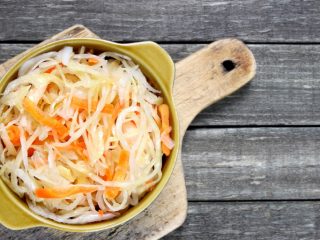 Cavolo sottaceto con aspirina per l'inverno