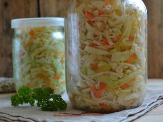 Marinēti agri kāposti burkās: receptes