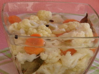 Kā garšīgi marinēt ziedkāpostu ziemai