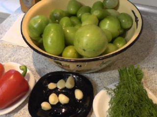 Marinēti zaļi ātri pagatavojami tomāti katliņā