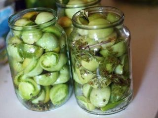 Marinētu zaļo tomātu recepte ar ķiplokiem un zaļumiem
