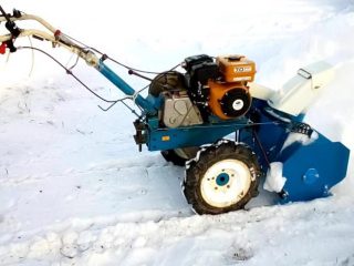 Pyörivä lumilingo SM-600N-takatraktorissa