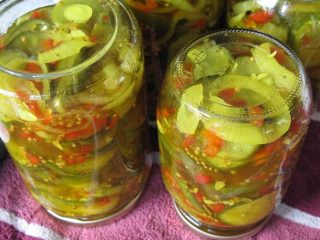 Ātri zaļo tomātu salāti ar ķiplokiem