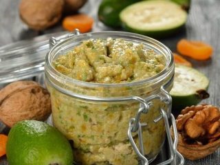 Kaip pasigaminti feijoa uogienės