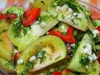 Kā ātri marinēt zaļos tomātus