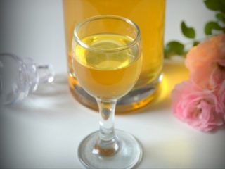 Feijoa-tinktur med alkohol eller måneskin