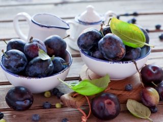Acar plum dengan mustard