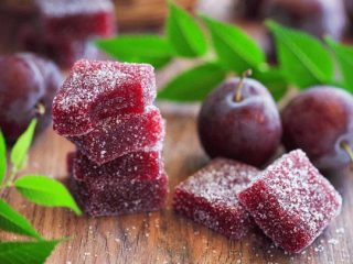 Cara membekukan plum di dalam peti sejuk beku