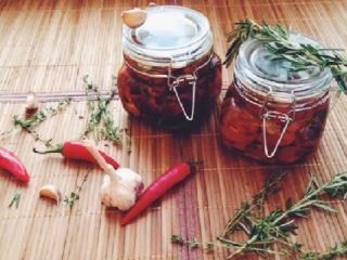 Pomodori marroni marinati