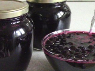 Musta aronia oranssilla