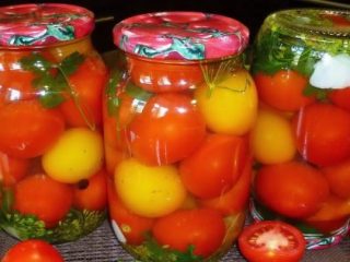 Tomāti ziemai karstā sālījumā