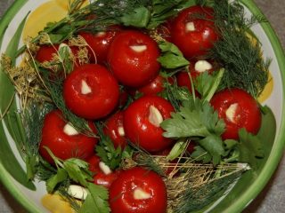 Pildītas tomātu receptes ar ķiplokiem ziemā