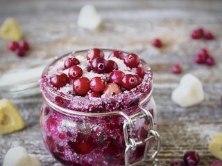 Dzērvenes, ziemai sasmalcinātas ar cukuru