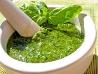 Pesto: klassinen resepti basilikalla