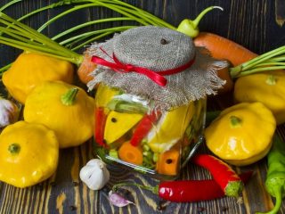 Hvordan salt squash om vinteren i krukker