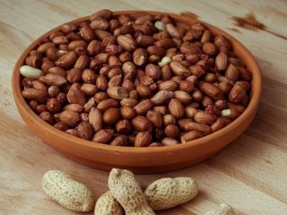 Cara menggoreng kacang dalam kuali dalam sekam, di dalam ketuhar, di dalam microwave