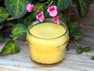 Påfør salve fra olie og æggeblommevoks