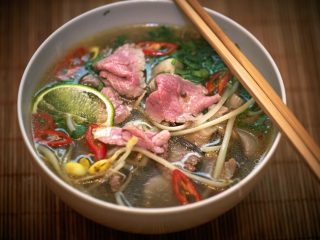 Sup Pho Vietnam: resipi langkah demi langkah dengan foto