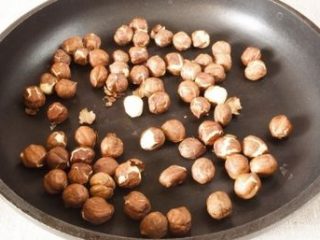 Kuinka paistaa hasselpähkinöitä